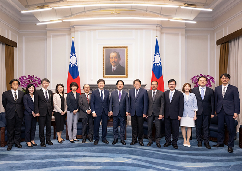 門間理良教授が台湾の頼清徳総統と懇談しました（集合写真）